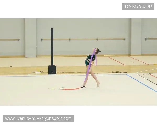 自由体操项目技巧与艺术表现并重，自由体操技术动作